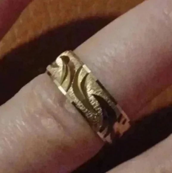 💙🌹New yellow tone wedding band - Picture 1 of 8